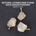 Natürlicher Citrin-Rohstein-Anhänger mit unregelmäßigem vergoldetem Rand, 2-4 cm. SKU-Ansicht - Natürlicher Citrin Rohstein Goldrand Anhänger