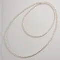 Elegante collana lunga di perle d'acqua dolce bianche in un doppio giro delicato. - 6-7mm/122cm