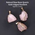 Natuurlijke onregelmatige rozenkwarts hanger met gouden rand voor handgemaakte sieraden - Natuurlijk Rozenkwarts Ruwe Steen Gouden Rand Hanger