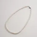 Elegante collana di perle naturali d'acqua dolce bianche con chiusura argentata da donna - 6-7mm/41.5cm