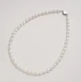 Elegante collana di perle ovali bianche naturali con chiusura argentata - 7-8mm/42cm