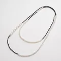 Elegante collana con perle bianche naturali e grani neri sfaccettati da donna - 2-8mm/98cm