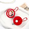Dettaglio di un mini taglierino rosso con simpatico design di gatto e mela e catenella. - Stile Piano per Mangiare una Mela (0309)