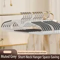 Ruimtebesparende antislip kledinghanger met korte hals in grijs voor kledingkastbeheer - Stil Grijs