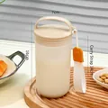 Minimalistische draagbare crèmekleurige koffiebeker met handvat en handige draagriem - Klein (350ml) / crème