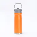 Detail einer orangefarbenen isolierten Edelstahl-Wasserflasche mit grauem Tragegriff - 650ml / Orange