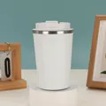 Weißer Edelstahl-Kaffeebecher mit smarter Temperaturanzeige auf einem weißen Sockel - 380ml / Weiß