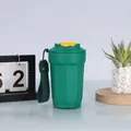 Dettaglio di una tazza da caffè ottagonale verde in acciaio 316 con tappo e cinturino - 450ml / Verde