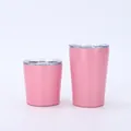 Set aus rosafarbenen Edelstahl-Isolierbechern in 8 oz und 12 oz mit Klarsichtdeckeln - Rosa