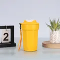 Detailansicht einer gelben achteckigen Kaffeetasse aus Edelstahl mit praktischem Tragegurt - 450ml / Gelb