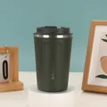 Detailansicht des dunkelgrünen isolierten Edelstahl-Kaffeebechers mit Klappdeckel - 380ml / Grün