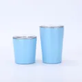 Nahaufnahme hellblauer Edelstahl-Isolierbecher in den Größen 8oz und 12oz mit Deckeln - 8oz / Himmelblau