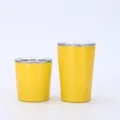Detailansicht von zwei gelben Edelstahl-Isolierbechern in den Größen 8oz und 12oz - 8oz / Gelb