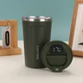 Detail des dunkelgrünen Kaffeebechers mit digitaler Temperaturanzeige auf dem Deckel - 380ml / Grün (Temperaturanzeige)