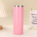 Detailaufnahme eines rosa pulverbeschichteten 20oz Slim-Tumbler mit Edelstahlrand - 20oz / Rosa