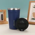 Detailansicht eines smarten Kaffeebechers mit Temperaturanzeige aus 304 Edelstahl. - 380ml / Blau (Temperaturanzeige)