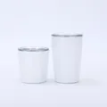 Minimalistische weiße Edelstahl-Isolierbecher in 8oz und 12oz Größen mit klaren Deckeln. - Weiß