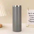 Ein grauer 20oz isolierter Edelstahl-Thermobecher auf einem modernen Schreibtisch - 20oz / Grau