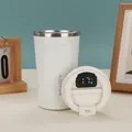 Nahaufnahme eines weißen Thermobechers mit intelligenter LED-Temperaturanzeige - 380ml / Weiß (Temperaturanzeige)