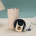 Detail des isolierten Kaffeetassendeckels mit LED-Temperaturanzeige und Tragegurt - 450ml / Cremeweiß Mit Tiefblauem Deckel