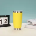Hellgelber 20oz vakuumisolierter Edelstahlbecher mit klarem Deckel auf dem Tisch - 20oz / Gelb