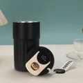 Nahaufnahme von smartem Temperaturanzeigedeckel und mattem schwarzem Edelstahlbecher - 450ml / Schwarz