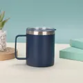 Detailansicht eines blauen 12oz isolierten Edelstahlbechers mit klarem Deckel und Griff - 12oz / Dunkelblau