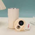 Nahaufnahme des intelligenten Deckels mit Temperaturanzeige am cremefarbenen Kaffeebecher - 450ml / Gebrochenes Weiß