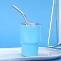 Detailaufnahme eines hellblauen 2oz Mini-Edelstahlbechers mit Strohhalm auf Tablett - Himmelblau