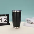 Moderner schwarzer 20oz vakuumisolierter Edelstahlbecher auf einem Tisch mit Dekorationen - 20oz / Schwarz