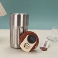 Detailansicht des intelligenten Deckels mit Temperaturanzeige und 316 Edelstahlbecher - 450ml / Stahlfarbe Mit Braunem Deckel