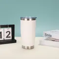 Detailansicht eines weißen 20oz pulverbeschichteten Edelstahl-Isolierbechers. - 20oz / Weiß