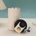 Detailansicht des intelligenten Deckels mit Temperaturanzeige am Edelstahlbecher - 450ml / Cremeweiß Mit Schwarzem Deckel