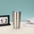 Seitenansicht eines silbernen 20oz Edelstahlbechers mit transparentem blauem Deckel - 20oz / Stahlfarbe