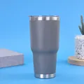 Γκρι θερμός 30oz από ανοξείδωτο ατσάλι με διαφανές καπάκι, τοποθετημένος σε μπλε φόντο. - 30oz / Γκρι
