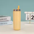 Gelber Edelstahl-Becher mit Strohhalm in moderner Home-Office-Umgebung - Gelb