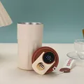 Detailansicht des intelligenten Temperaturdeckels am 316 Edelstahl-Kaffeebecher - 450ml / Cremeweiß Mit Braunem Deckel