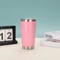 Nahaufnahme eines rosa 20oz vakuumisolierten Reisebechers aus Edelstahl mit Deckel. - 20oz / Rosa