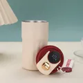 Detail des Deckels mit Temperaturanzeige auf einem beigen Edelstahl-Kaffeebecher - 450ml / Cremeweiß Mit Rotem Deckel