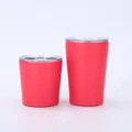 Zwei rote Thermobecher aus Edelstahl in den Größen 8 oz und 12 oz. - Wassermelonenrot