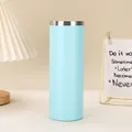 Hellblauer 20oz Edelstahl-Isolierbecher in einer gemütlichen Heimbüro-Atmosphäre - 20oz / Azurblau