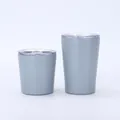 Vergleich von 8oz und 12oz Edelstahl-Isoliermilchbechern in hellem Blau - Grau