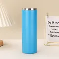 Detailansicht eines himmelblauen pulverbeschichteten Vakuum-isolierten Bechers - 20oz / Himmelblau
