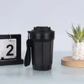 Mattschwarzer achteckiger Kaffeebecher aus Edelstahl mit praktischer Trageschlaufe. - 450ml / Schwarz