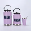 Detailansicht verschiedener Größen lila Edelstahl-Isolierflaschen mit Trinkhalm - Große Flasche 1500ml / Lila