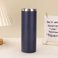 Nahaufnahme eines dunkelblauen 20-oz-Tumblers mit mattem Finish und Edelstahlrand. - 20oz / Marineblau