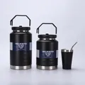 Vista dettagliata di due borracce termiche nere e una tazza con cannuccia in metallo - Bottiglia Grande 1500ml / Nero
