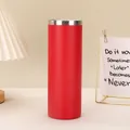 Professionelle Lifestyle-Ansicht eines roten 20oz vakuumisolierten Edelstahl-Trinkbechers - 20oz / Rot