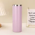 Schlanker 20oz lila matt lackierter Vakuum-Isolierbecher aus Edelstahl auf Schreibtisch. - 20oz / Hellviolett