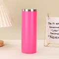 Eleganter, pinkfarbener Edelstahlbecher in einer modernen Schreibtischumgebung - 20oz / Fuchsia